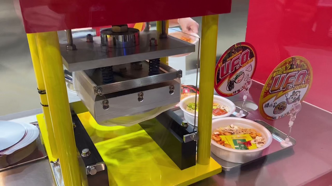 よみうりランドで、カップ焼きそばのUFOを作る。