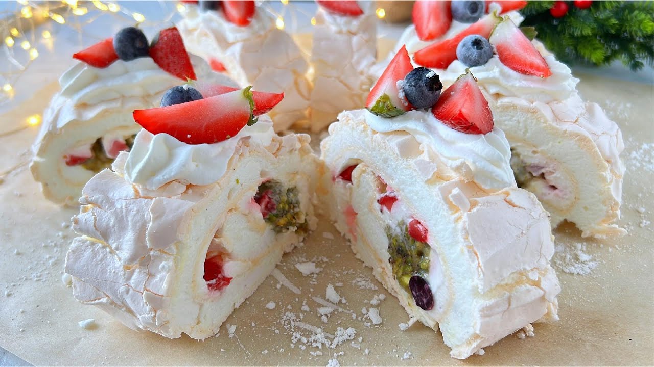 CHRISTMAS MERINGUE ROLL RECIPE – So Airy, So Festive!