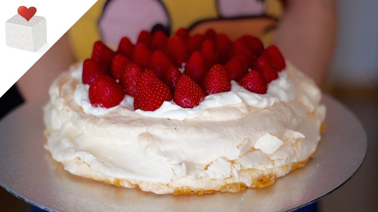 Tarta Pavlova decorada con Fresas | Recetas de tartas por Azúcar con Amor