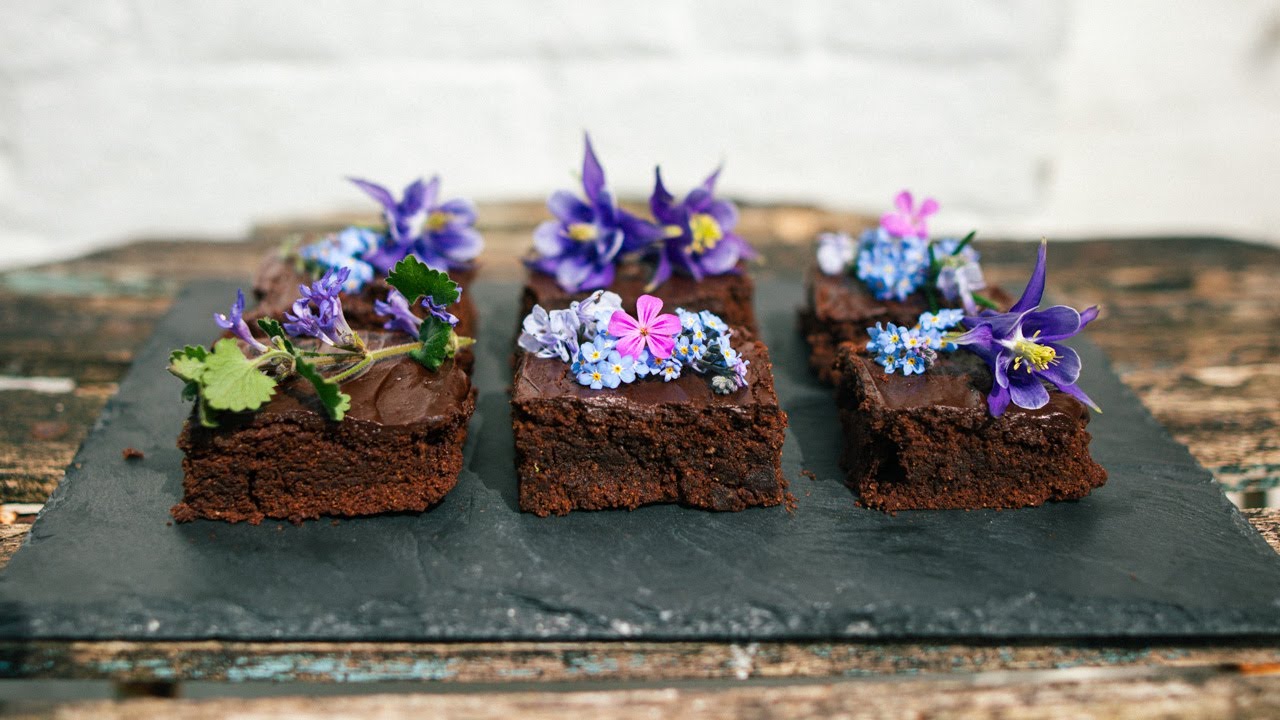 VEGAN BROWNIES, EDIBLE FLOWERS & QUIET EVENINGS | slow living in the British countryside