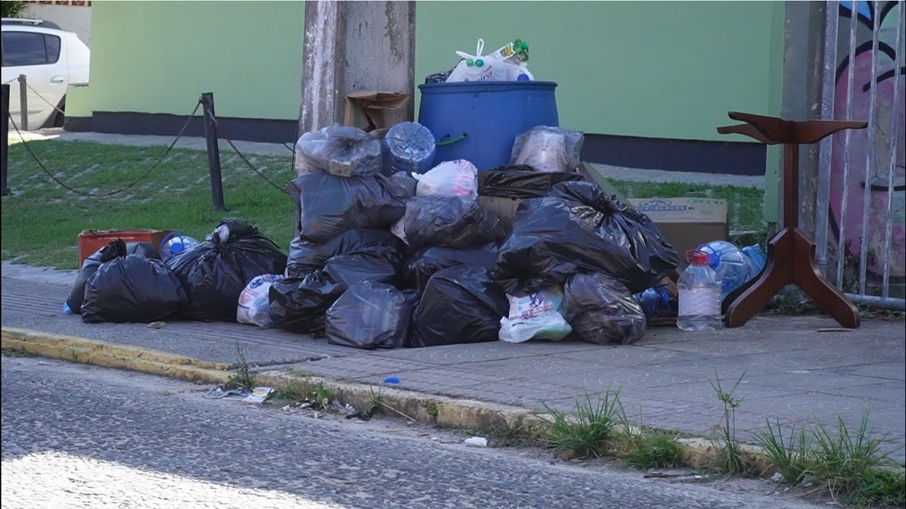 Paralisação mantém lixo nas ruas de Garopaba