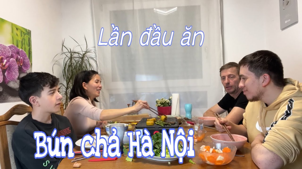 Lần đầu ăn bún chả Hà Nội, phản ứng của ba cha con. Ẩm thực Việt Nam | Cuộc sống ở Đức