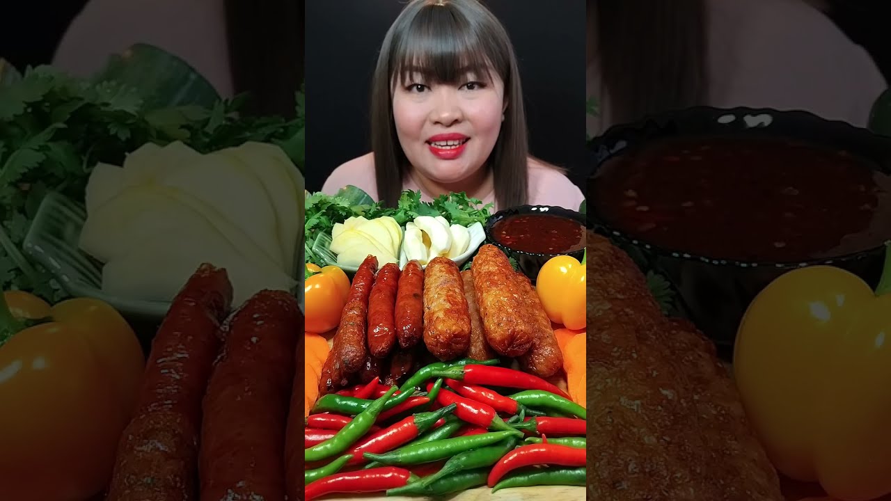 ไส้กรอกอีสาน + ไส้อั่วจิ๋ว กินกับต้นหอมยักต์ ขมิ้นขาวขิงและพริกอร่อยเข้ากันสุดๆ @ตั้งใจกิน