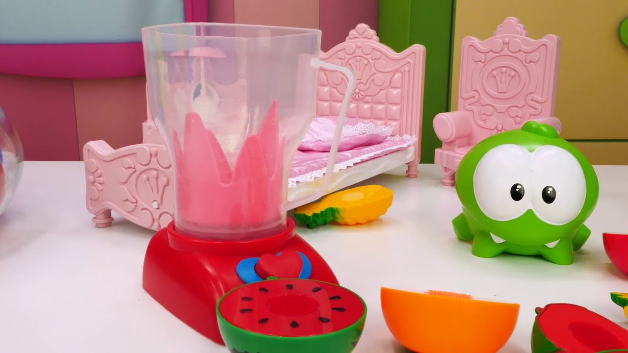 Monstrinho verde está brincando no mar de brinquedo. Vídeo para crianças