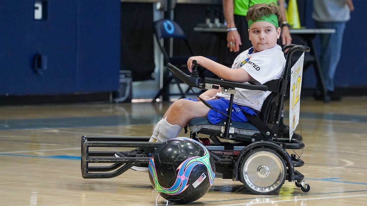 Юный спортсмен в восторге от игры в Power Soccer.