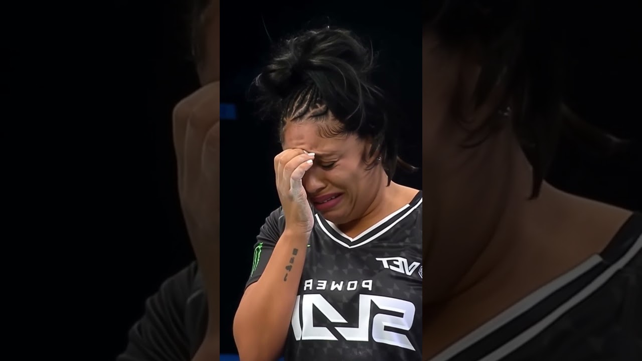 What is she doing at the end? #slapbattles #ufc #mma #sports #knockout