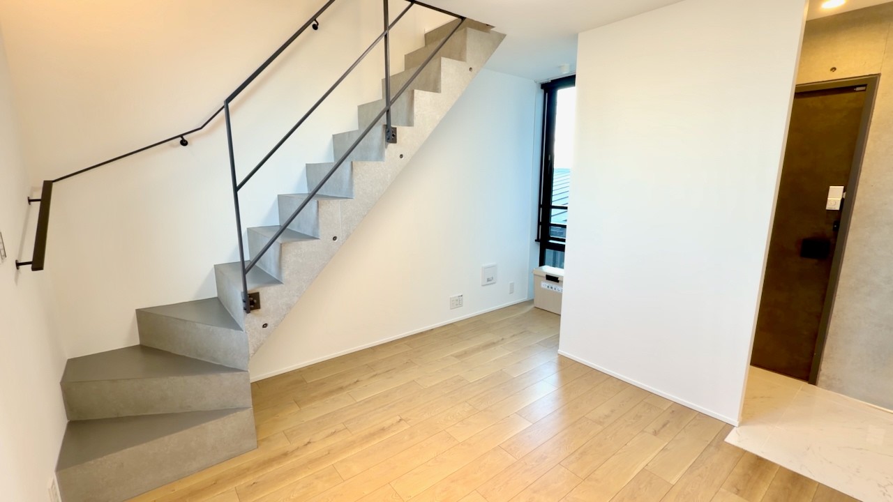 Stylowe małe mieszkanie z fajnymi schodami w Tokio🤯🏠 &ndash; 38,1 m&sup2; / 410 st&oacute;p kwadratowych (odc. 108)