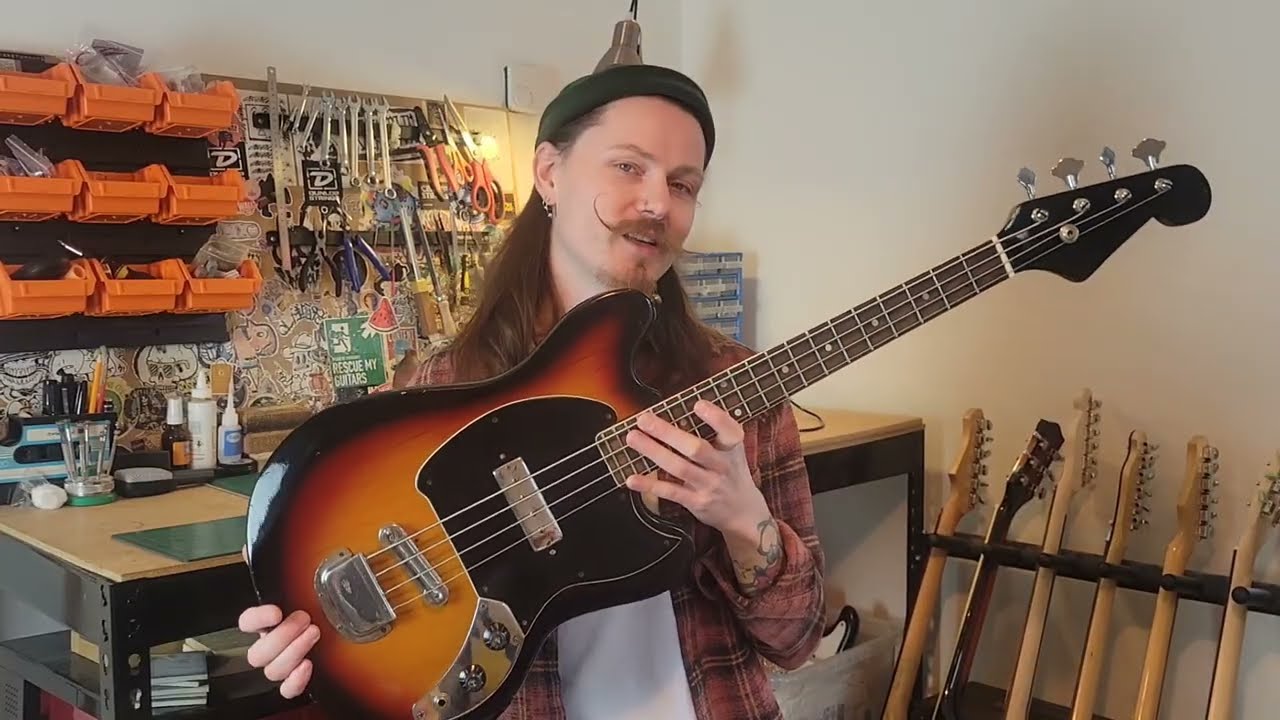 A SUPER short scale Bass