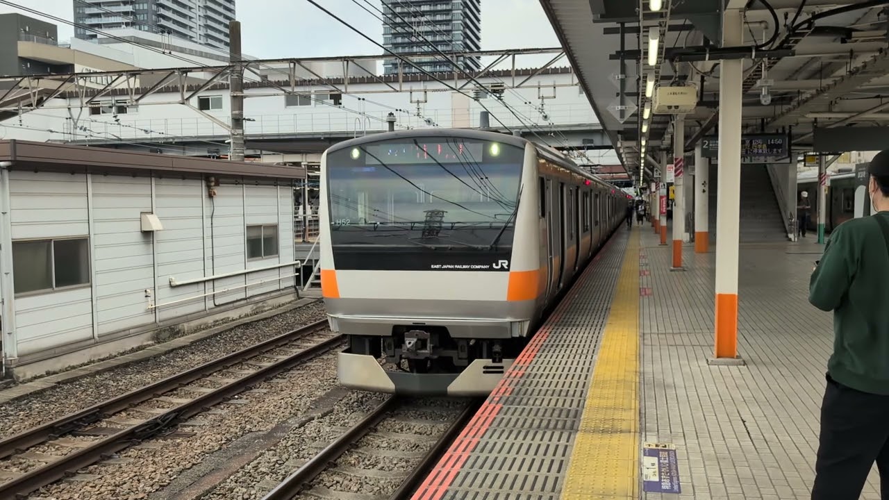 JR東日本E233系０番代中央特快東京行として八王子駅２番線に到着&発車するシーン