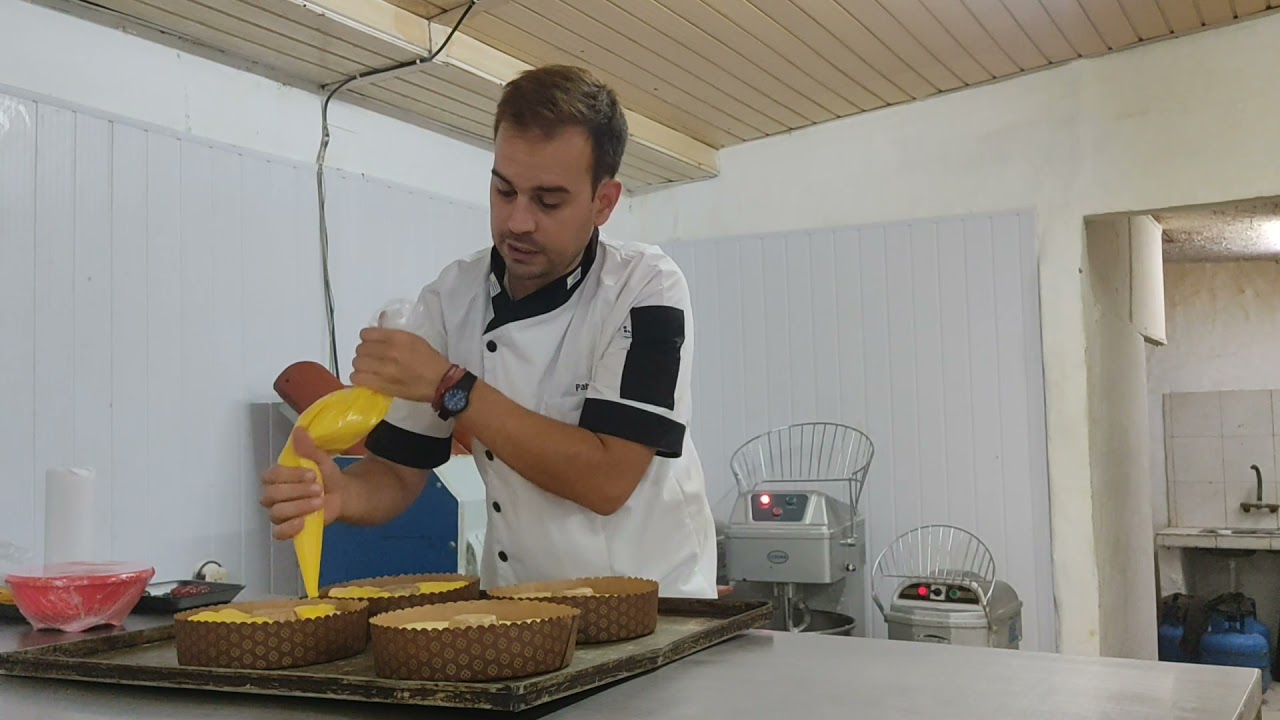 Roscas de Pascuas desde adentro de la panadería.