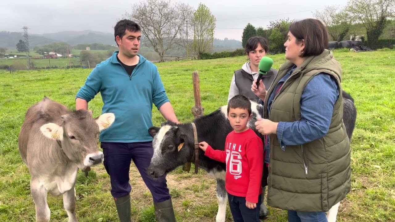 Francisco Javier Coviella y Lucía Cueto con su hijo Mario / El Campo de Asturias