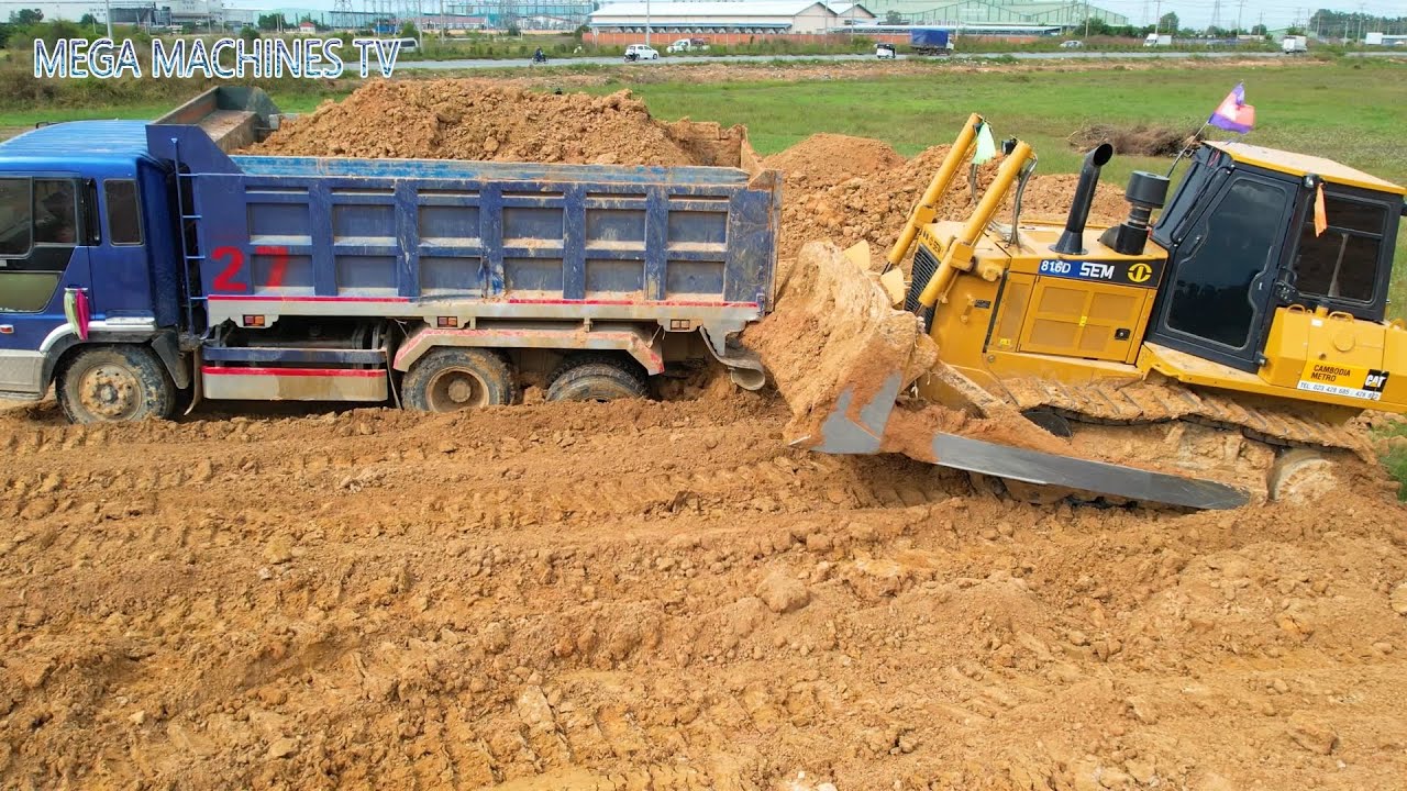 INCREDIBLE DUMP TRUCK STUCK ! RECOVERY BY BULLDOZER CAT SEM 816D