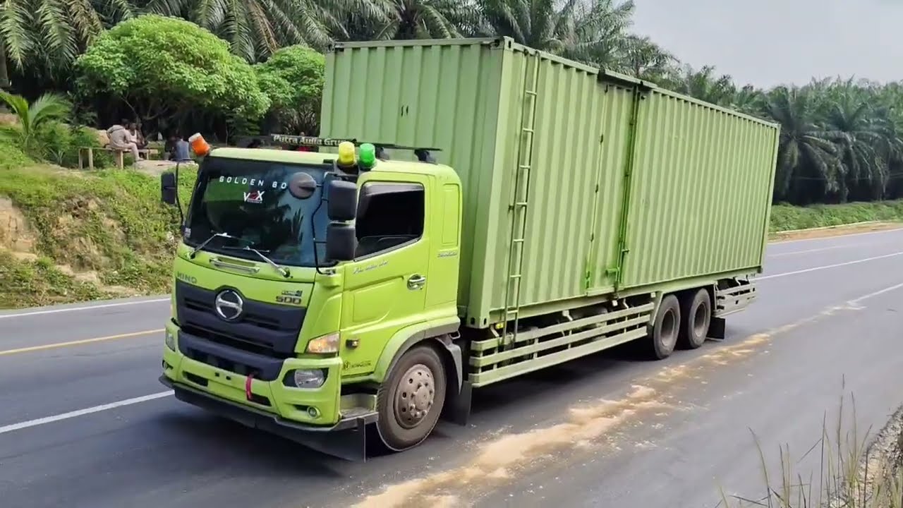 TUMPAHAN CPO MENGAKIBATKAN TRUCK KESULITAN MENANJAK