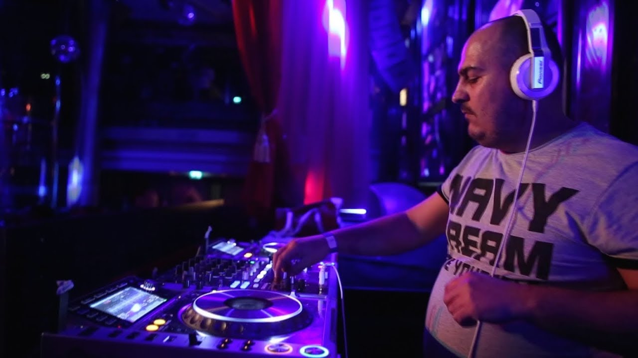 Putriban él és ércelőkészítőben dolgozik Róbert, miközben sztár DJ-k játszák a zenéit