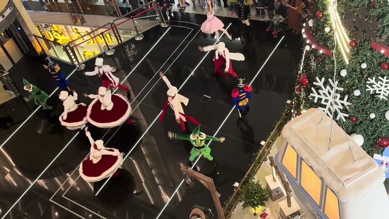 Chirtmas celebration in AbuDhabi mall 🇦🇪 👯 Nice performance by the Dancers 🕺 💃 