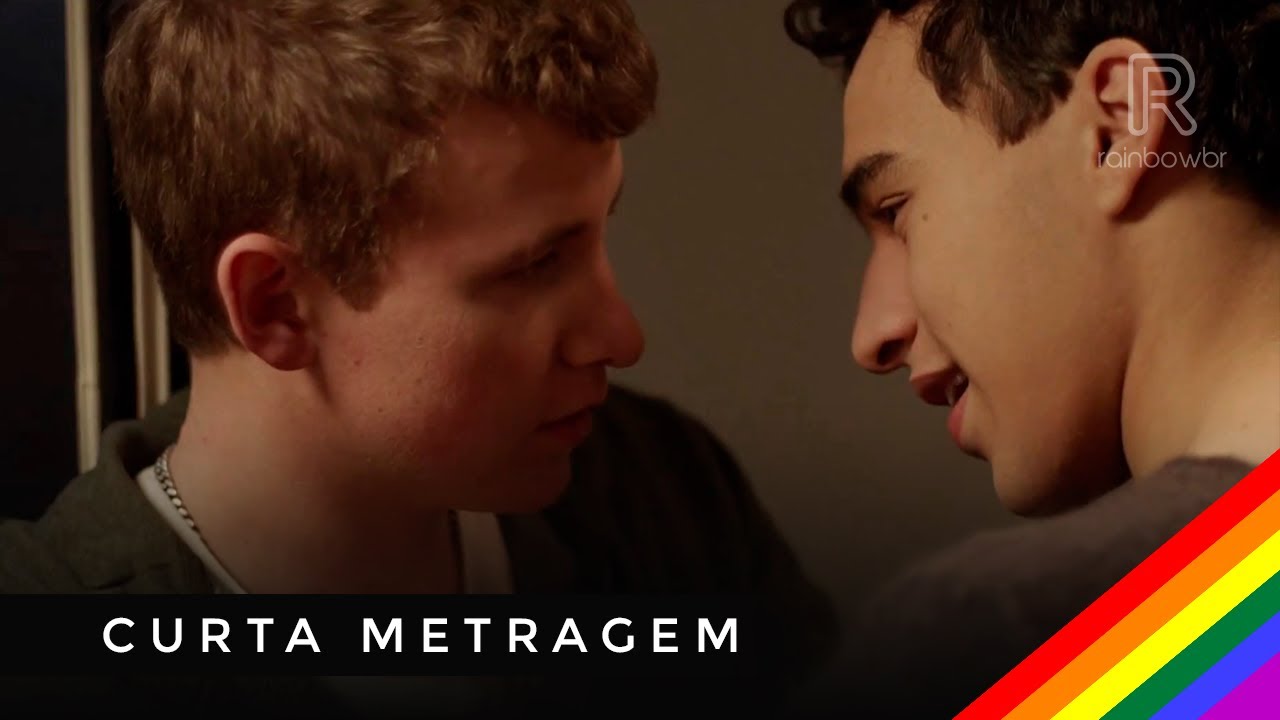 A troca de olhares entre dois jovens em um trem noturno
