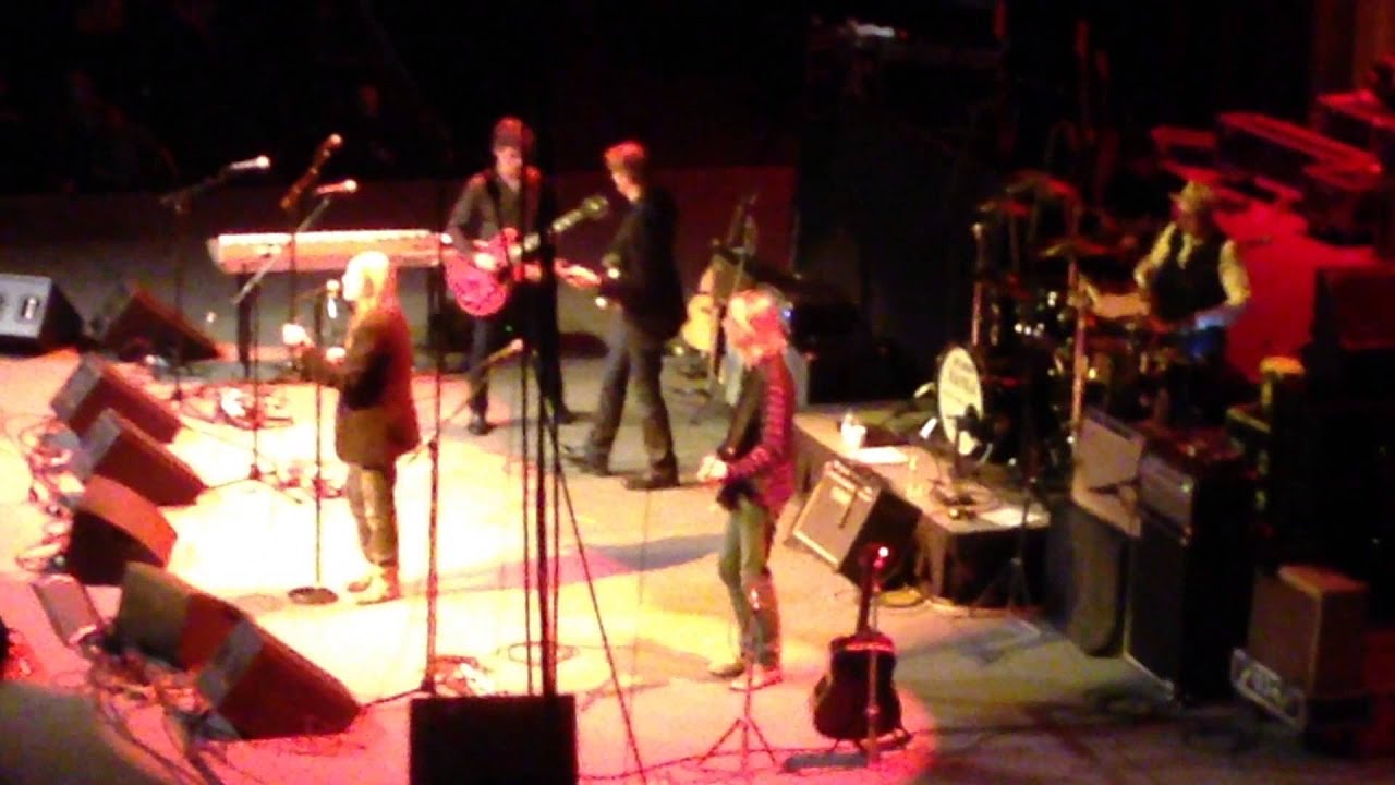 Patti Smith - Dancing Barefoot (live)