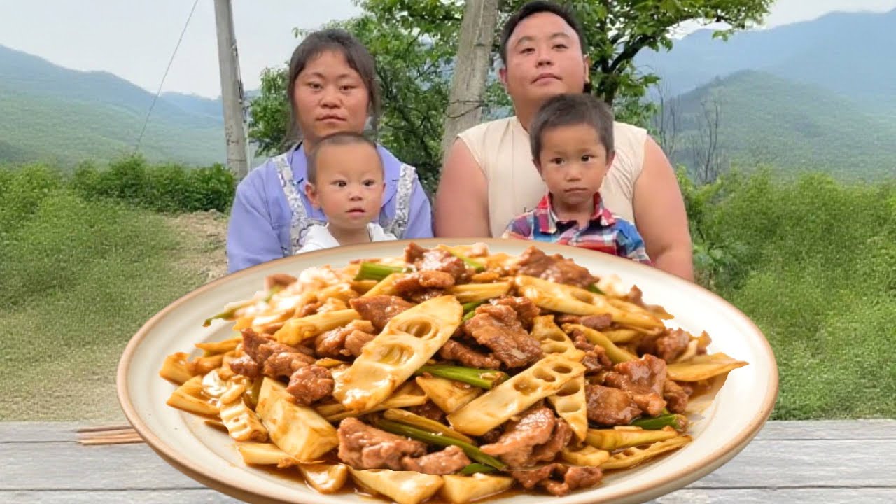 儿子不仅会陪着妈妈去地里挖笋，还会时刻陪伴妈妈干活，真是暖人的小太阳！#亲子 #萌娃 #美食 #农村