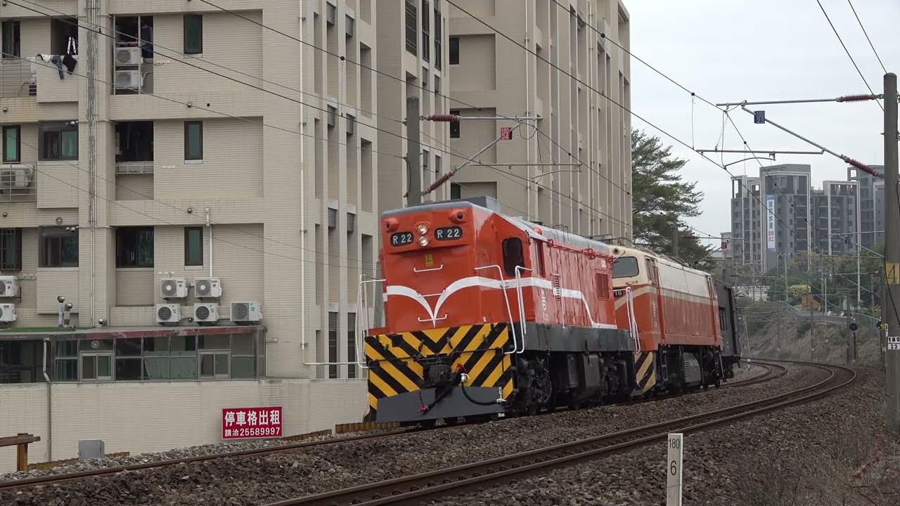 20260116-南下的7021次的貨物列車通過大甲站南