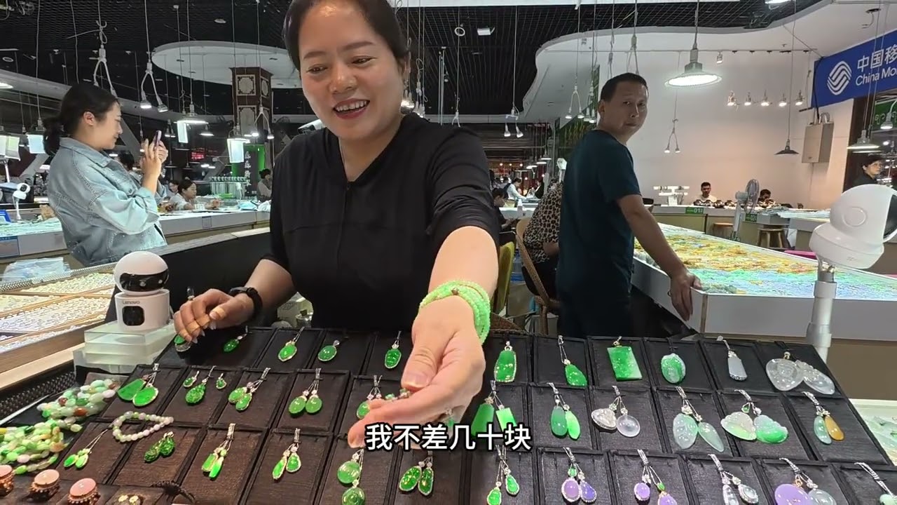 沉浸式体验！中缅边境翡翠市场淘货的一天！看货砍价闲聊自如切换