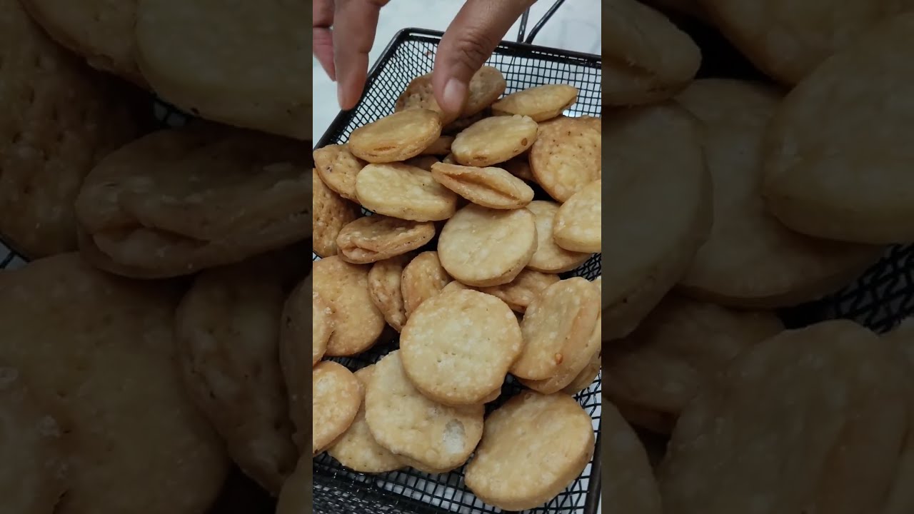 Crispy Mathri recipe | Aarti Katariyaa