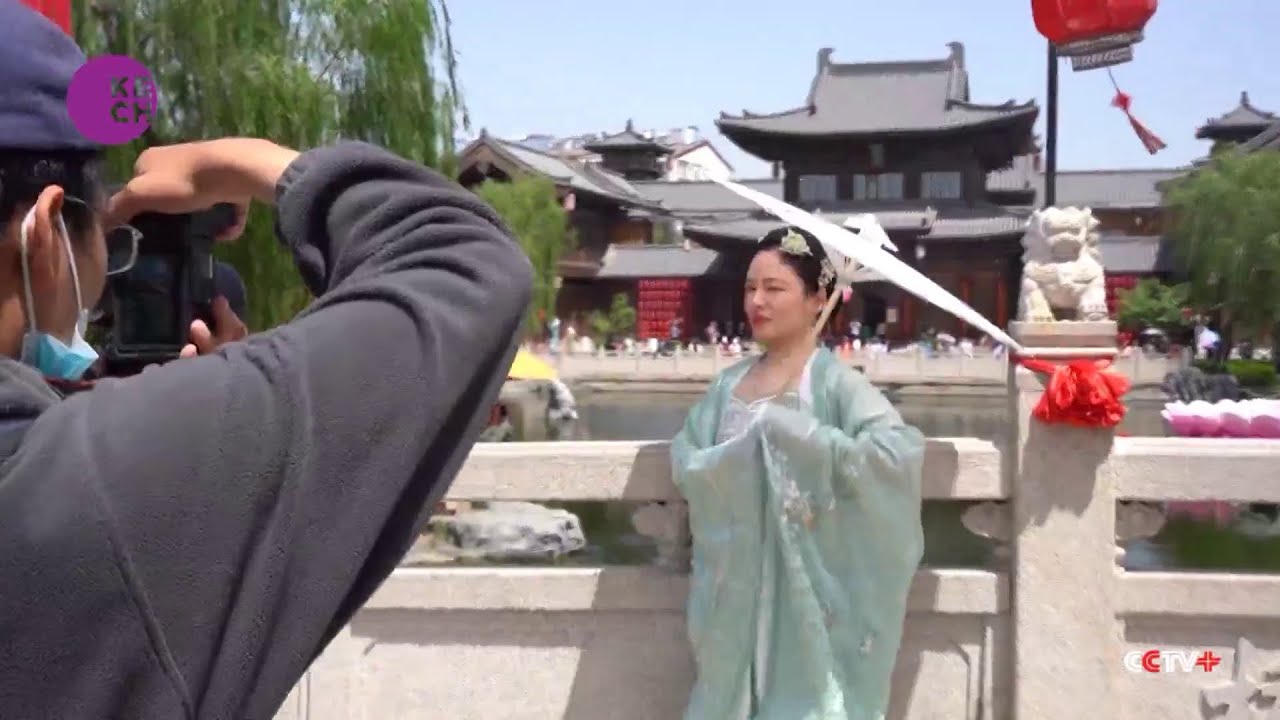 Hanfu fashion becomes new tourist draw for China's ancient capital