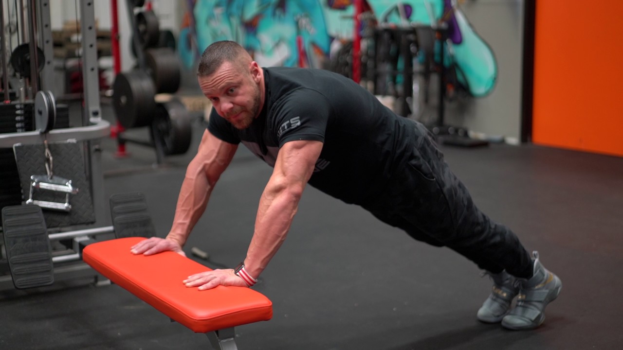 Как делать отжимания на наклонной скамье | Tiger Fitness