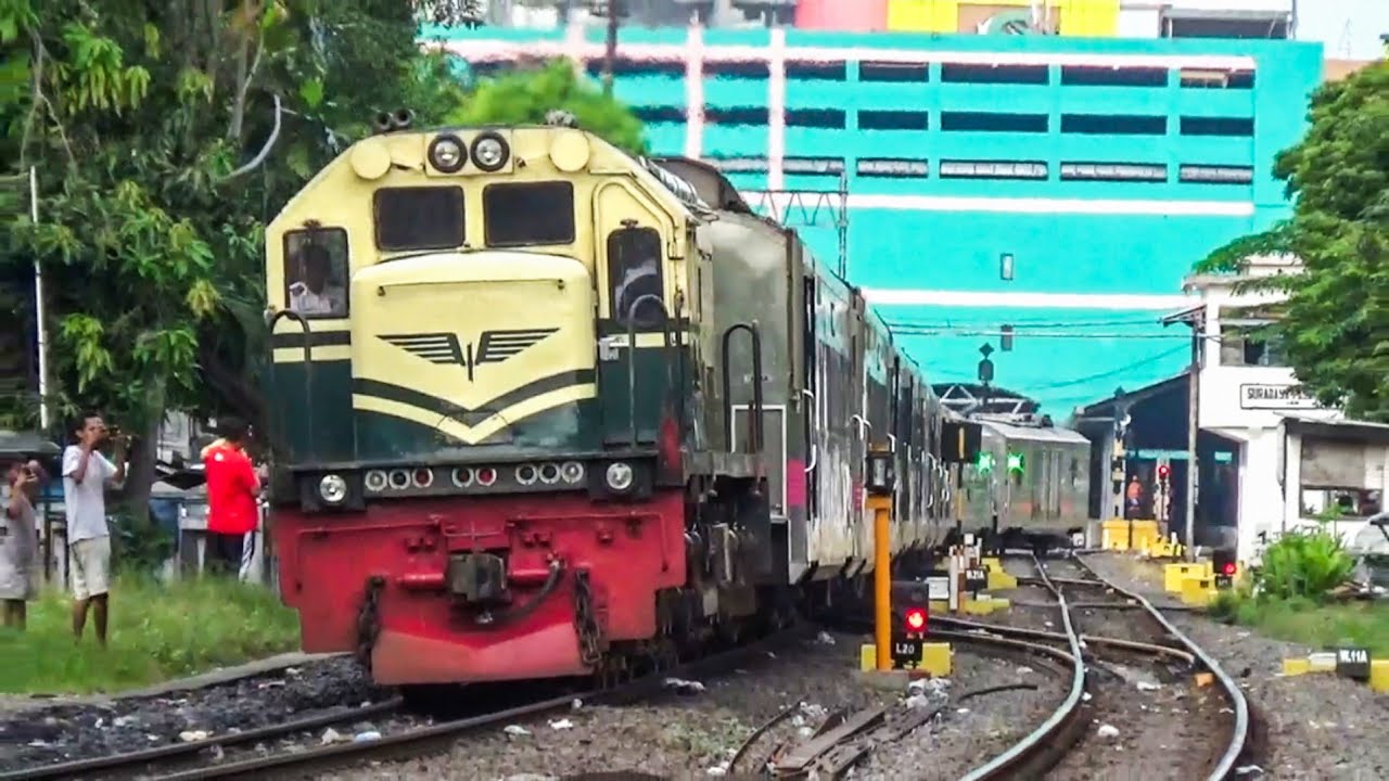 SEPUR BALAPAN,RAMAINYA KERETA PADATI STASIUN BESAR SURABAYA PASAR TURI