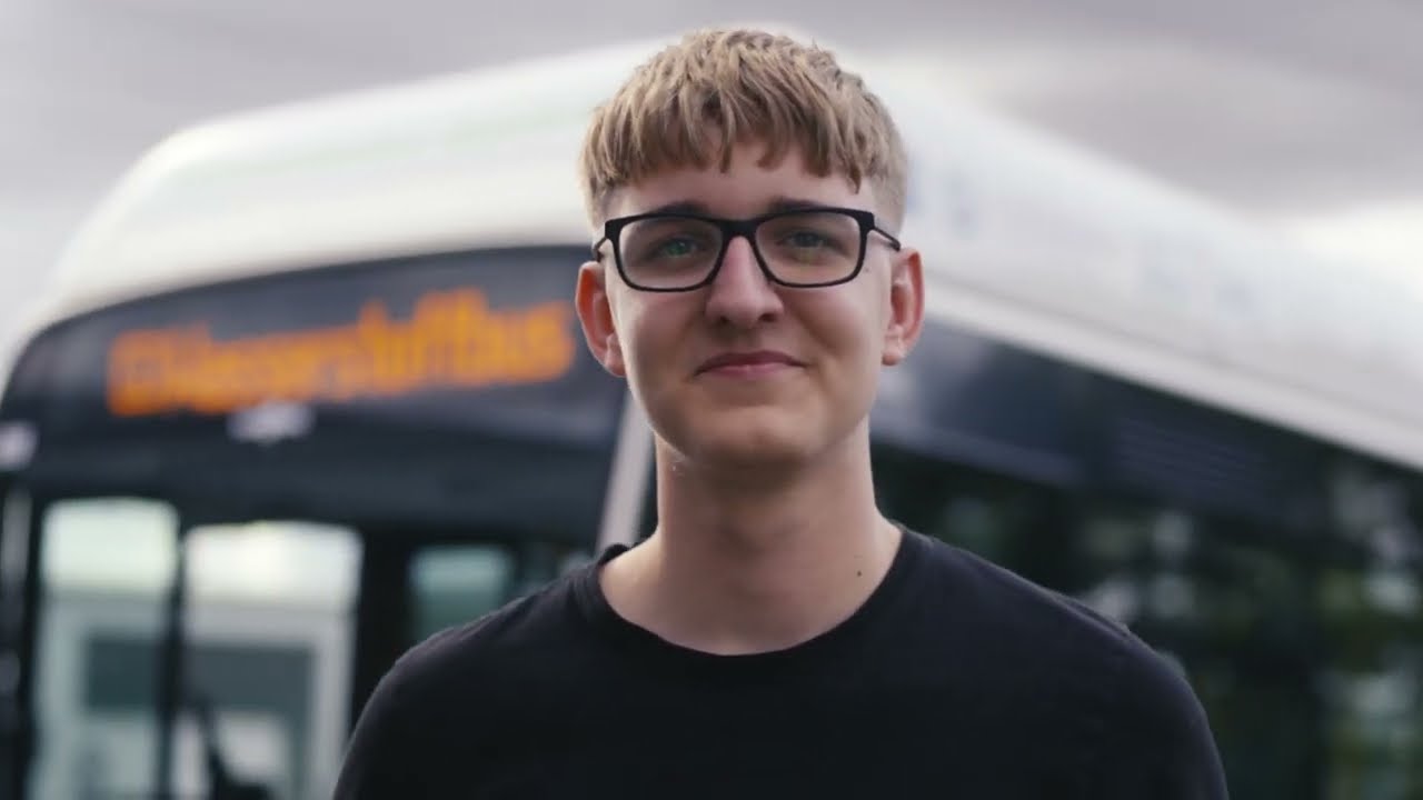 H&uuml;ter der Fahrzeugkommunikation: Ausbildung zu Kfz-Mechatroniker/-in System- & Hochvolttechnik 🚍 RVK