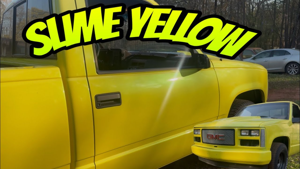 Ярко-желтый GMC с короткой грузовой платформой получил кастомную решетку радиатора с тройным плет...