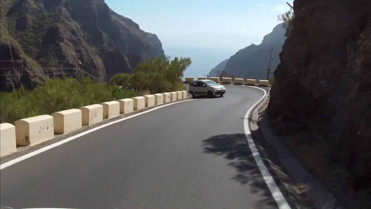 Conduciendo por la carretera de Masca TF 436, Tenerife,Canarias