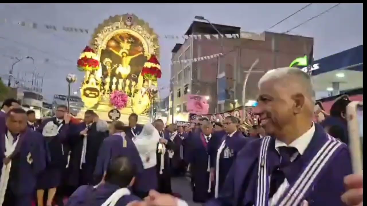 CHALACOS HINCHAS DE SPORT BOYS RECIBEN AL SE&Ntilde;OR DE LOS MILAGROS ENTRE C&Aacute;NTICOS ROSADOS 💗⚓🙏
