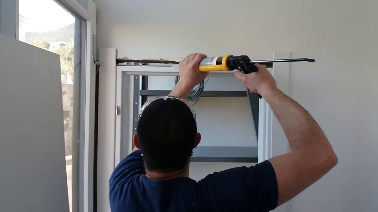 Montaggio porte interne in cantiere - Install doors