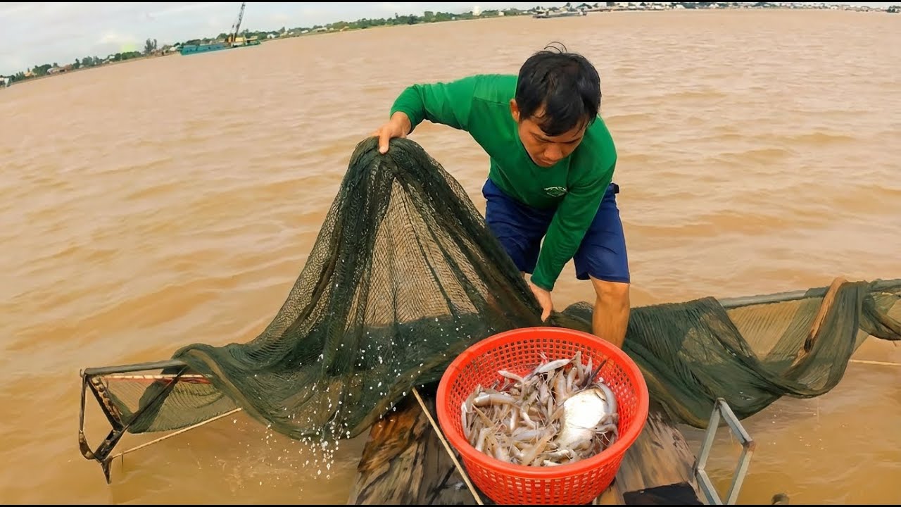 River Survival: Catching Fresh Dinner with Traditional Traps 🐟