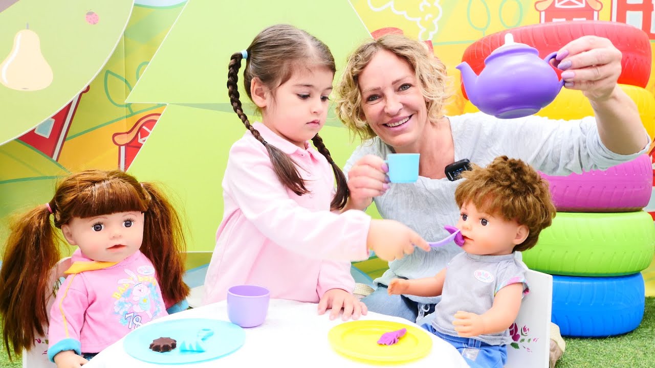 Spielspaß mit Nicole. Die Puppen Tina und Timo sind bei Nicole zu Gast. Puppen Mama auf Deutsch