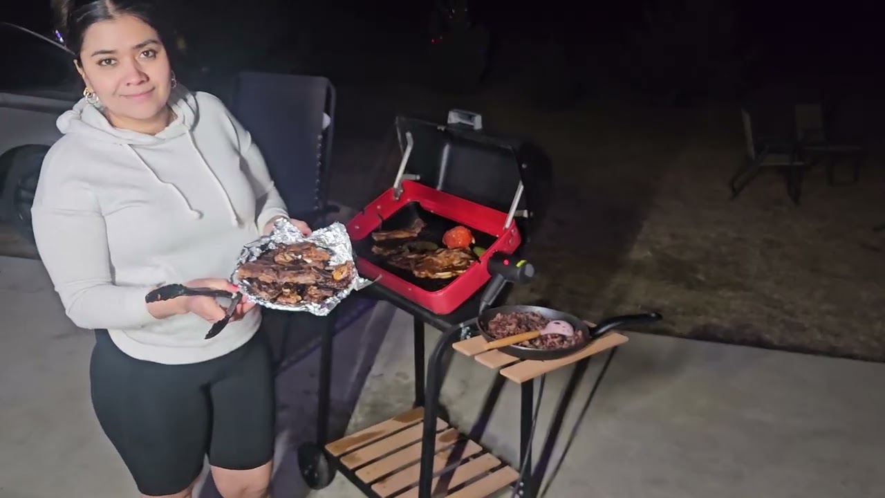 Doña Lupe cocinando unas costillitas.🥓🥩🌶