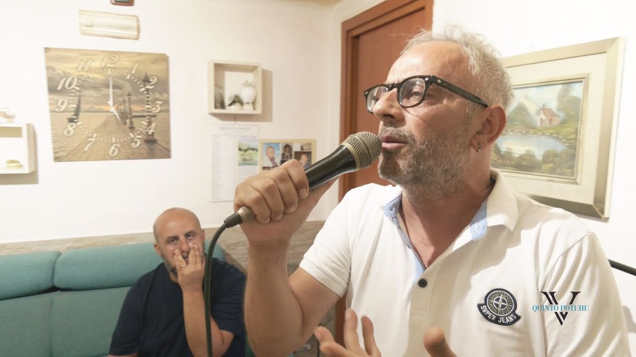 Max canta ma non gli passa, l'invito a Carolina: 