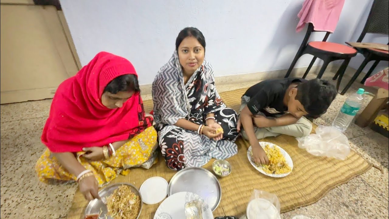 আজ মেলা থেকে চাউমিন, বিরিয়ানি কিনে এনে বাড়িতে ডিনার করলাম