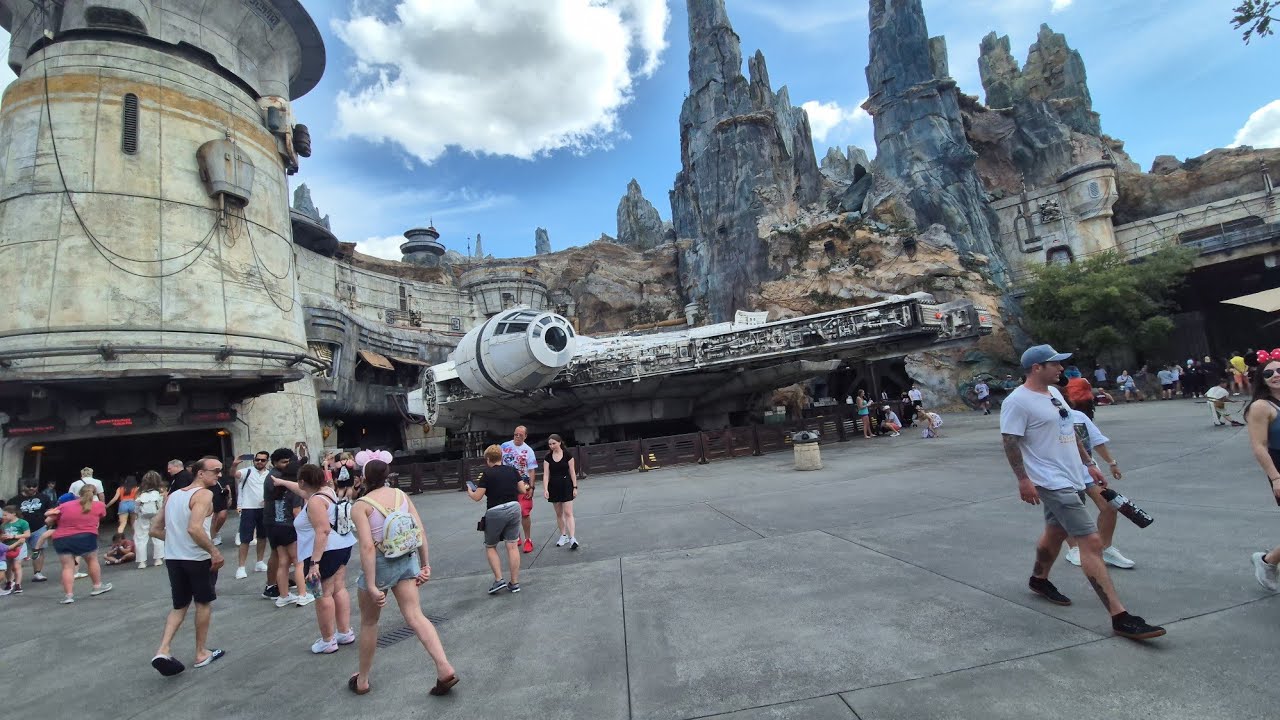 Exploring Star Wars Galaxy Edge In Florida // Having A Splash In The Pool 