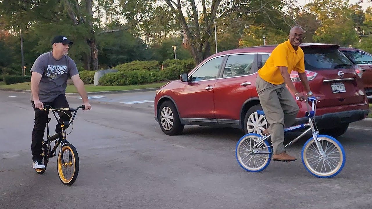 На мгновение... мы снова стали детьми! Дарю другу его детский велосипед BMX.