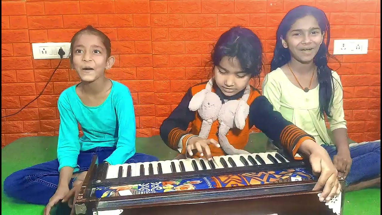 छोटी छोटी बच्ची रियाज कर रही है हरमुनिया // जिंदी एक सफर है सुहाना#music harmuniym Shikhte Huye 