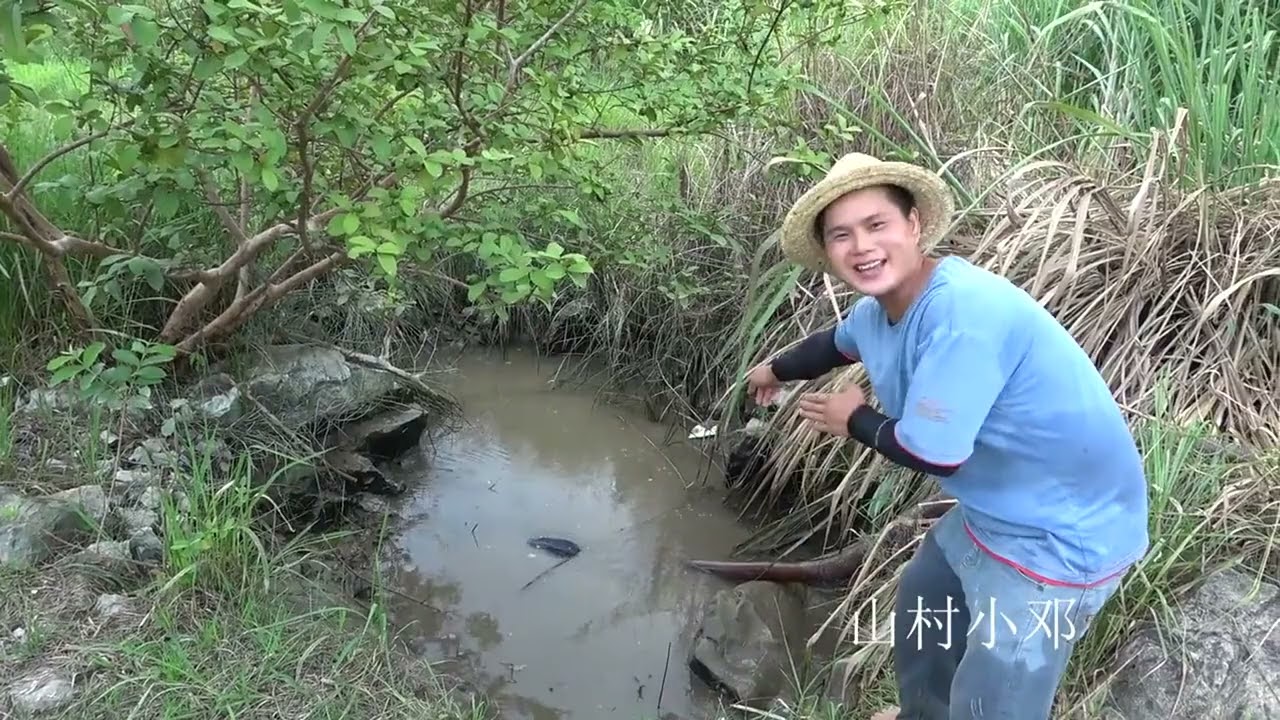 小伙抽水抗旱甘蔗，不料把水塘抽干，里面全是靓货抓到停不下来