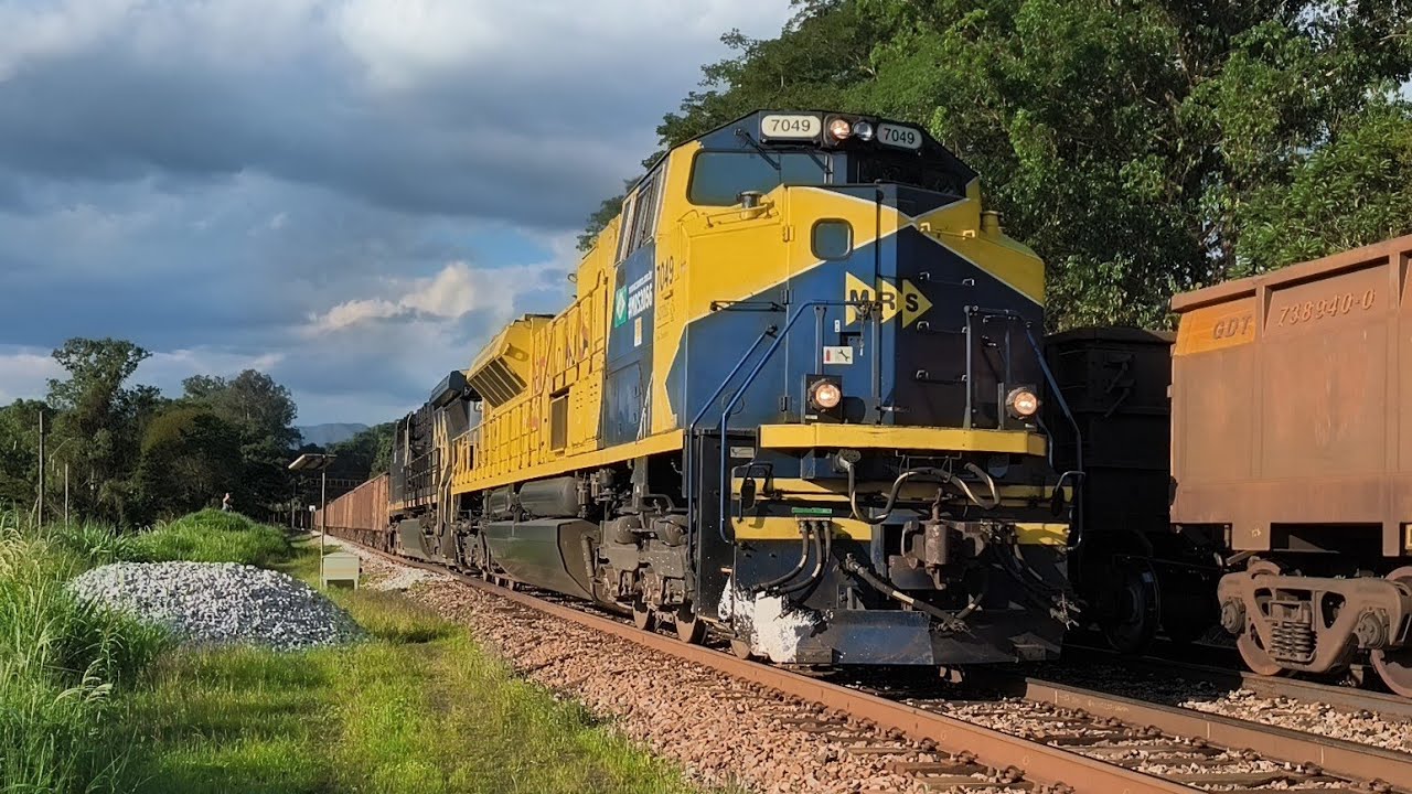 Locomotiva SD70LC com buzina americana liderando trem de minério, passando por Melo Franco