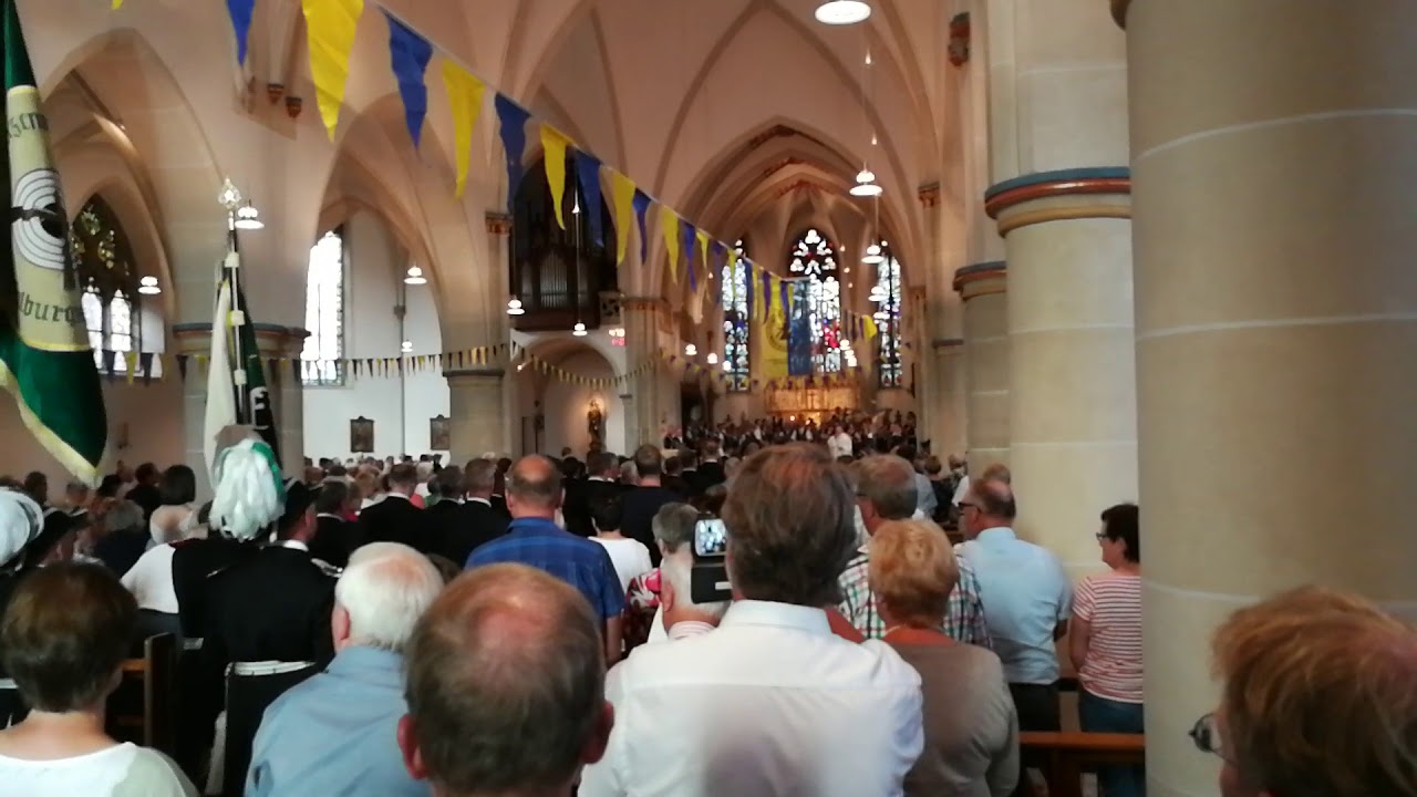 Spielmannszug zieht in Kirche! (Ramsdorf)