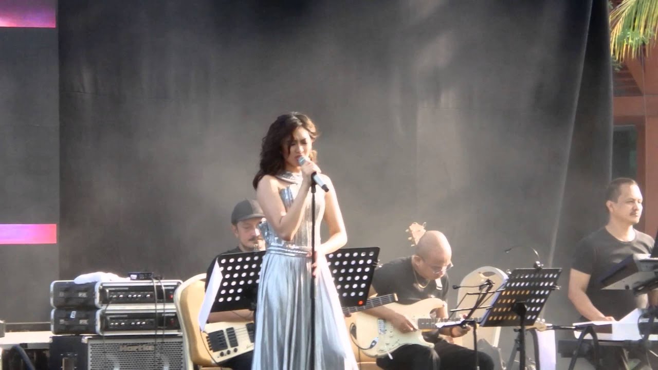 Sarah Geronimo Perfect 10 Singapore Concert - Singing to Celine Dion hits