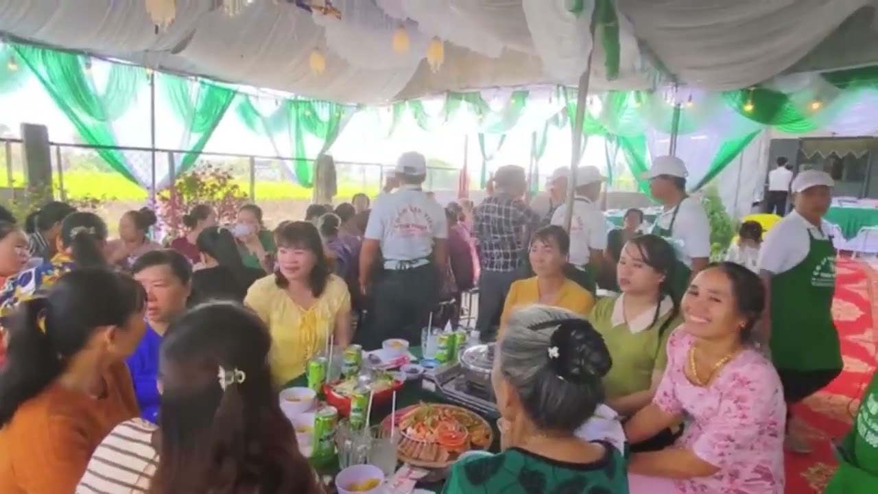 Cơ sở nấu tiệc cưới tình thương đãi tiệc cưới tân hôn 35 năm ở ấp 6 xóm non nhà của chị trút 