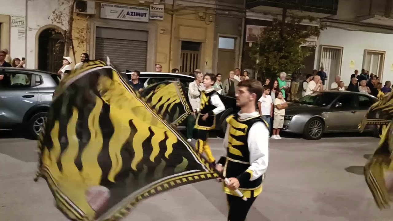 Spettacolo sbandieratori al corteo storico della Madonna di Costantinopoli ad Acquaviva 31/8/25