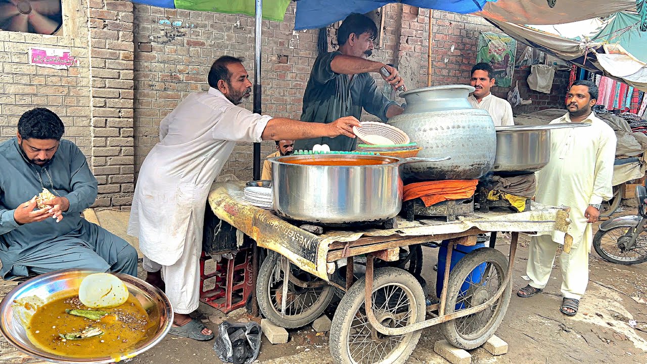 30/- Rs ROADSIDE DHABA FOOD 😍 PAKISTAN STREET FOOD TOUR - CHEAP PRICE HALEEM | CHANAY | CHAWAL
