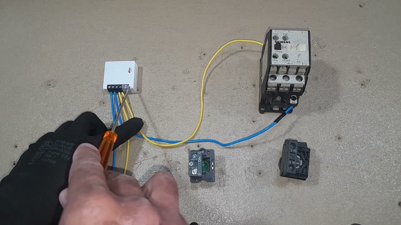 Como liga e desligar chave contatora de dois pontos diferentes usando sonoff com bot&otilde;es pulsadores
