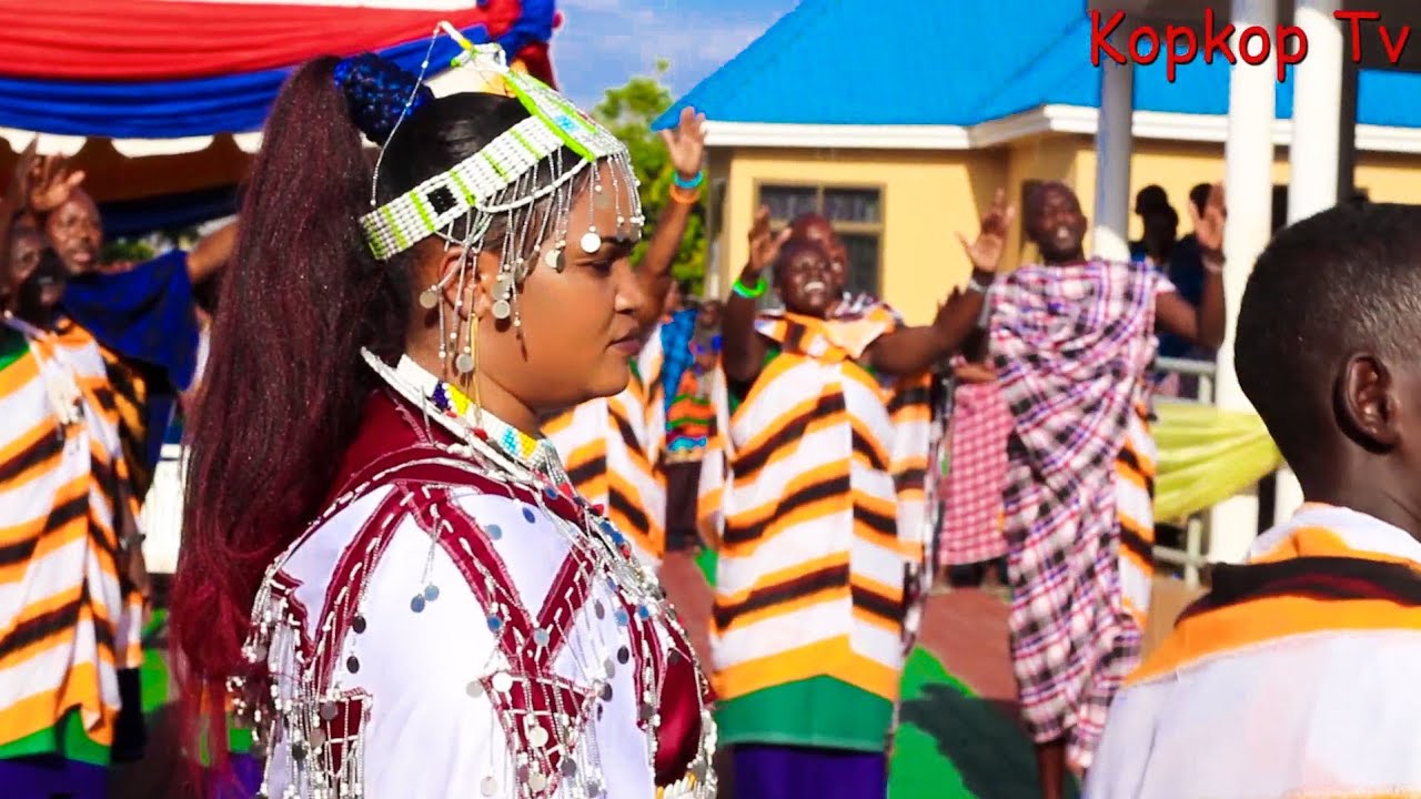 ENKERA E MOIPO kwaya  wamwimbia Paulina wimbo unaosisimua na wenye Ujumbe Hai (Moita)